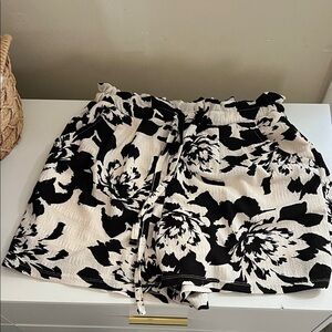 Kathy Ireland Black and White Floral Women Shorts